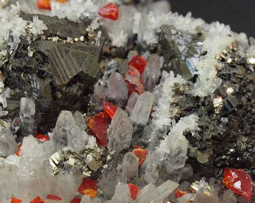 Cristales de cuarzo con cristales de realgar y cristales de esfalerita (2 cristales de 2x2cm).<br>Medidas 8cm x 9,5cm x 3cm