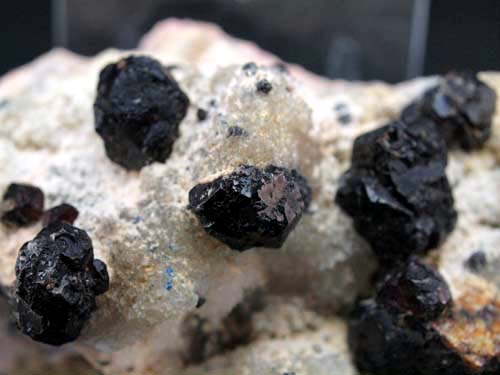 Single crystals of sphalerite (1 crystal is partially damaged)<br>measures: 3 cm x 9,5cm x 3cm