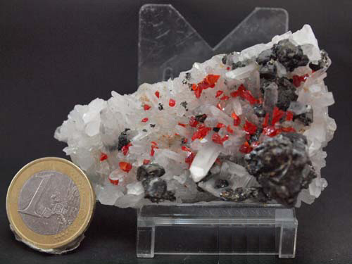 Cristales de cuarzo (cristal de cuarzo de 1,5cm) con cristales de realgar y cristales de esfalerita (cristal de esfalerita de 1cm).<br>Medidas 3cm x 7cm x 3cm
