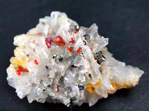Cristales de cuarzo con cristales de realgar y cristales de pirita<br>Medidas 3cm x 4cm x 2cm