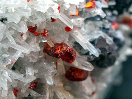 cristalls de quars amb cristalls de realgar (cristall de realgar de 1cm) i galena<br>Mida 7cm x 8cm x 3,5cm