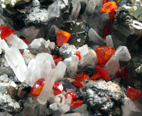 cristalls de quars amb cristalls de realgar i cristalls d'esfalerita (cristall esfalerita 3x3 cm).<br>Mida 7cm x 7cm x 4cm