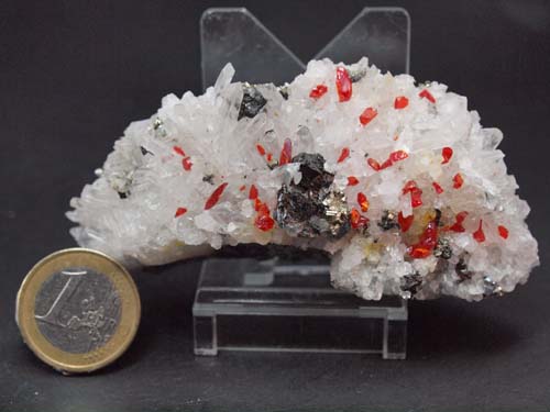 Quartz crystals with realgar crystals on it and sphalerite crystals.<br>Size 4cm x 8,5cm x 3cm