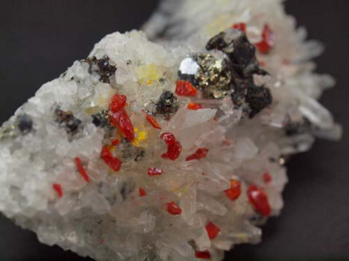 Cristales de cuarzo con cristales de realgar y cristales de esfalerita.<br>Medidas 4cm x 8,5cm x 3cm