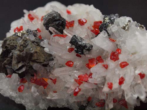 cristalls de quars amb cristalls de realgar i cristalls d'esfalerita (cristall d'esfalerita de 1,5x1,5 cm).<br>Mida 4cm x 7cm x 2cm