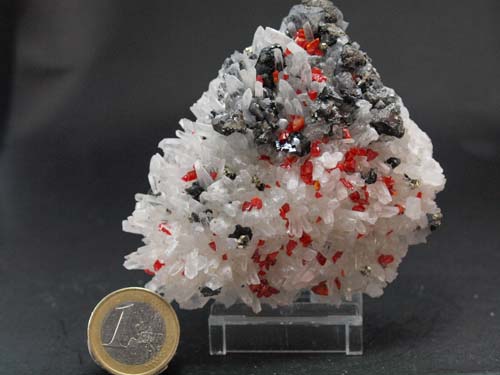 Quartz crystals with realgar crystals on it and sphalerite crystals.<br>Size 6cm x 8,5cm x 4,5cm