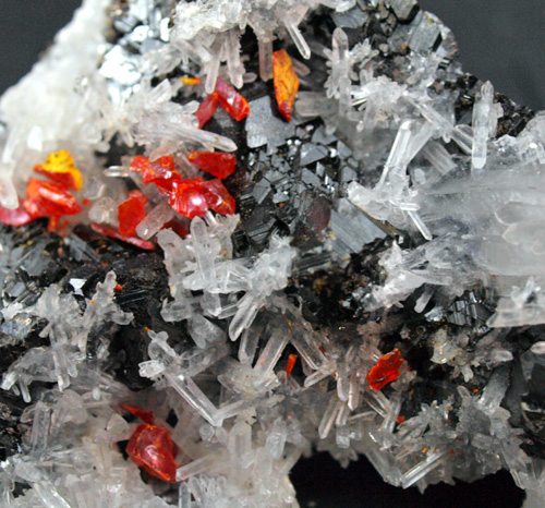 Quartz crystals with realgar crystals on it and sphalerite crystals.<br>Size Medidas 4,5cm x 6cm x 2cm