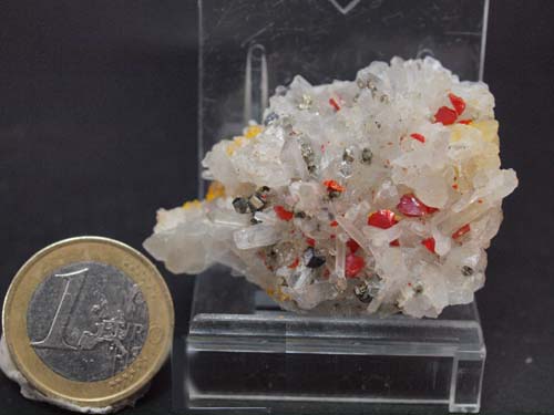 Cristales de cuarzo con cristales de realgar y cristales de pirita<br>Medidas 3cm x 4cm x 2cm
