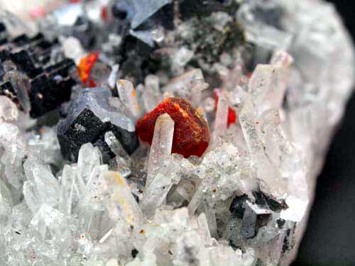 Cristales de cuarzo con cristales de realgar (cristal de realgar de 1cm) y galena<br>Medidas 7cm x 8cm x 3,5cm