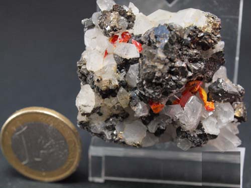 cristalls de quars amb cristalls de realgar i cristalls d'esfalerita (cristall esfalerita 1,5x1 cm).<br>Mida 3cm x 4cm x 3cm