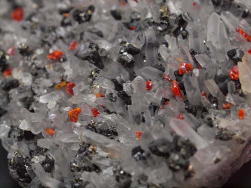 cristalls de quars amb cristalls de realgar i cristalls de galena i esfalerita.<br>Mida 8,5cm x 13,5cm x 3cm