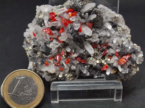 Quartz crystals with realgar crystals on it and sphalerite crystals.<br>Size 4cm x 6,5cm x 2cm
