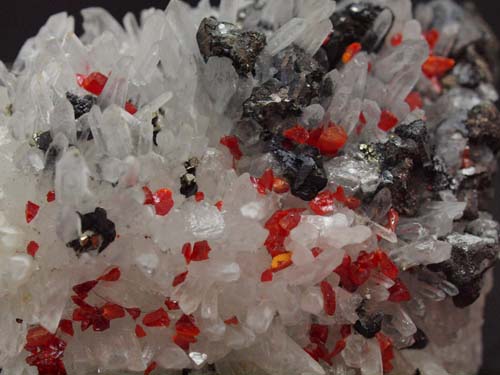 cristalls de quars amb cristalls de realgar i cristalls d'esfalerita.<br>Mida 6cm x 8,5cm x 4,5cm